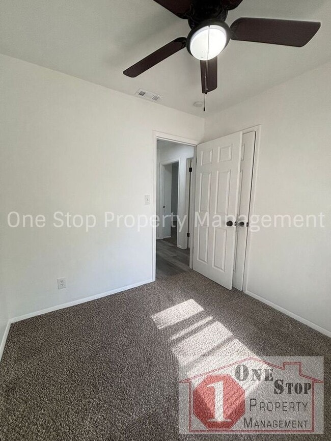 Building Photo - 4-bedroom, 2.5-bath in Kansas City