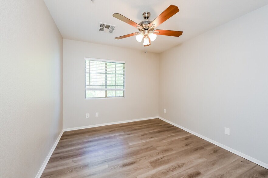 Building Photo - 6417 Pine Willows Ct