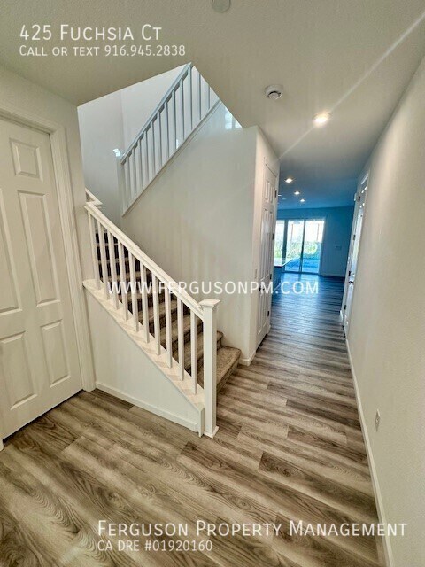 Building Photo - 425 Fuchsia Ct
