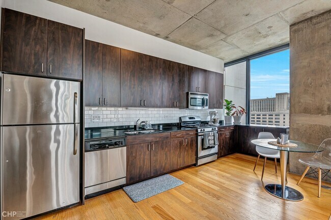 Building Photo - 235 W Van Buren St