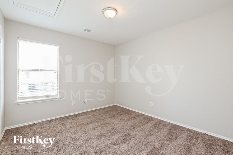 Building Photo - 8143 Chancewood Ln