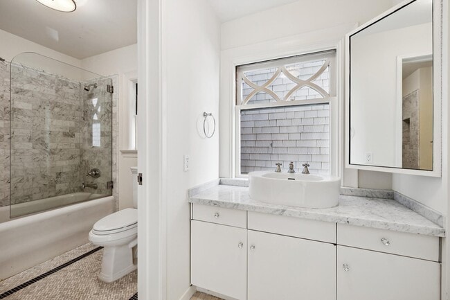 Building Photo - 2470 Broadway