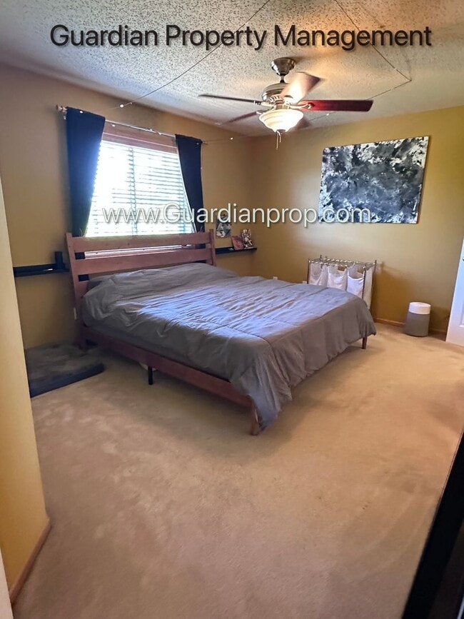 Building Photo - Lakeville 2 Bedroom Town Home, Dishwasher, Fireplace, 2 Car Garage, Garage Bonus Room