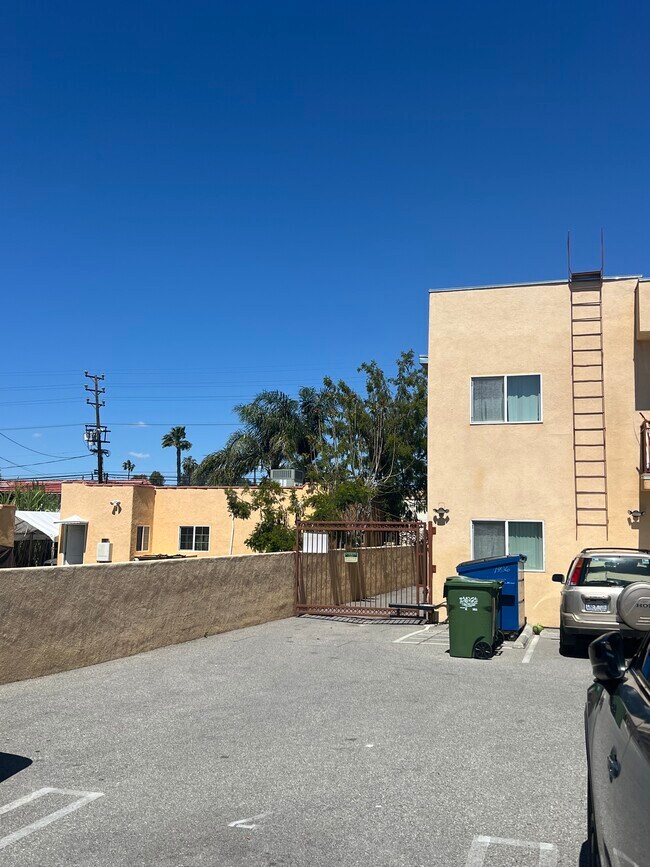 Building Photo - 14826 Vanowen St