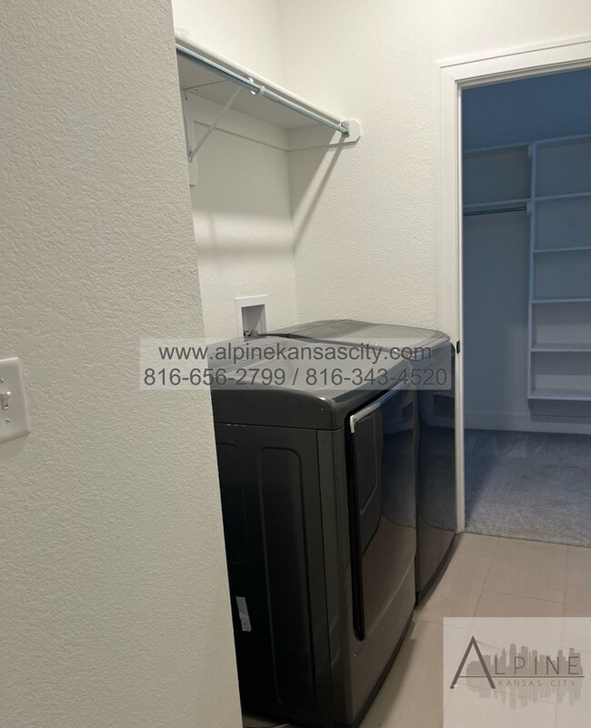 Building Photo - Beautiful Parkville Town Home Coming Soon!