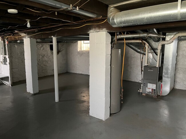 Building Photo - **REMODELED 4-BEDROOM/2-BATH HOUSE IN NORT...