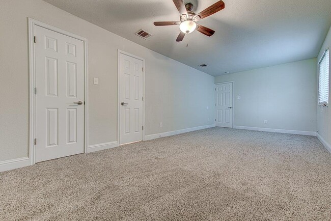 Building Photo - 1711 Cricket Hollow Dr