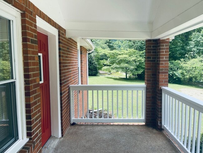 Building Photo - Charming 2-Bedroom in Candler with Large Y...