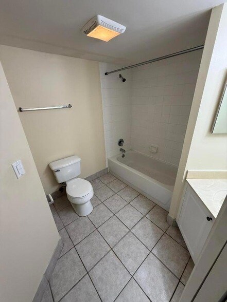 Building Photo - 1100 Crestwood Ct S