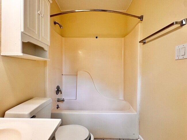 Building Photo - Briarwood Townhome close to NGIC and Hollymead Town Center!