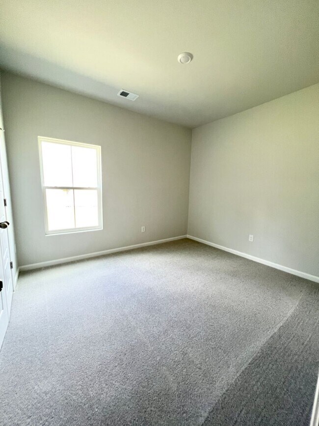 Building Photo - FOUR Bedrooms! SUPREME location! Move in ready!