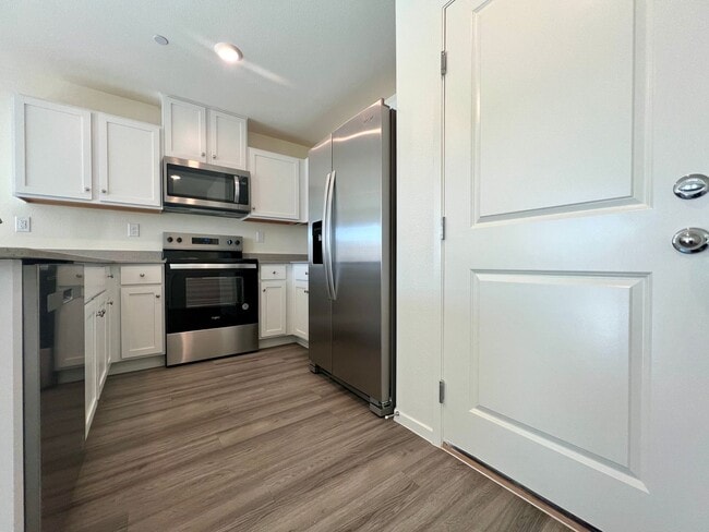 Building Photo - Centennial LIKE-NEW beautiful 3-bedroom, 2.5-bath townhome is a must-see!