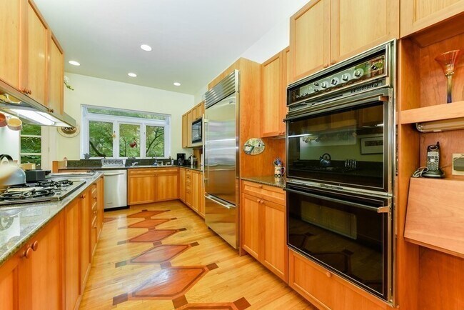 Building Photo - 14 Ash St