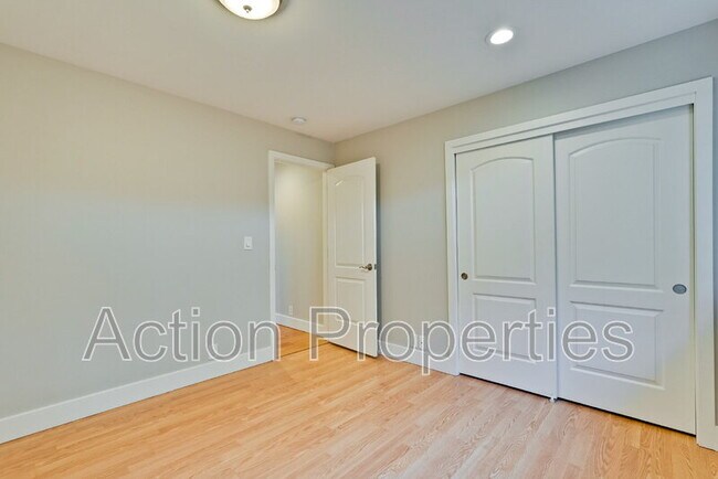 Building Photo - 261 Langton Ave