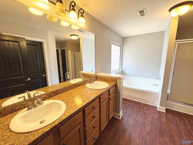 Building Photo - 105 Oak Shade Dr