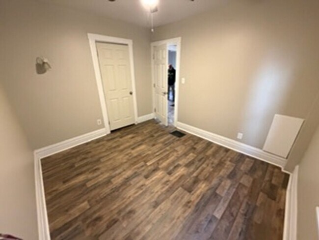 Building Photo - 2065 Summit St