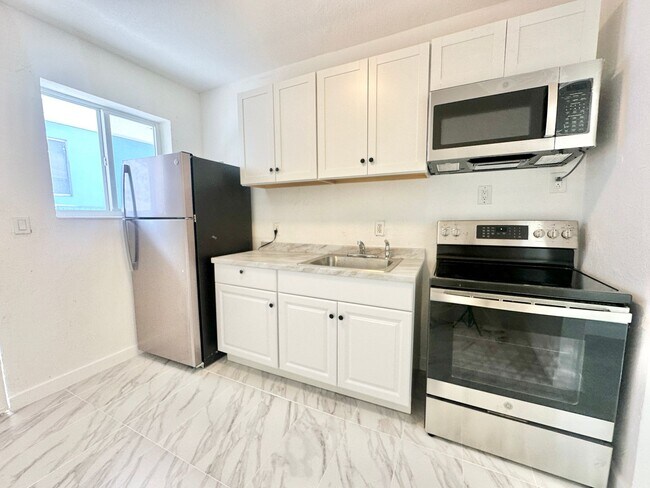Building Photo - Freshly remodelled 2bed/1bath in a duplex close to Wynwood: for rent now @ $ 2,100.00!