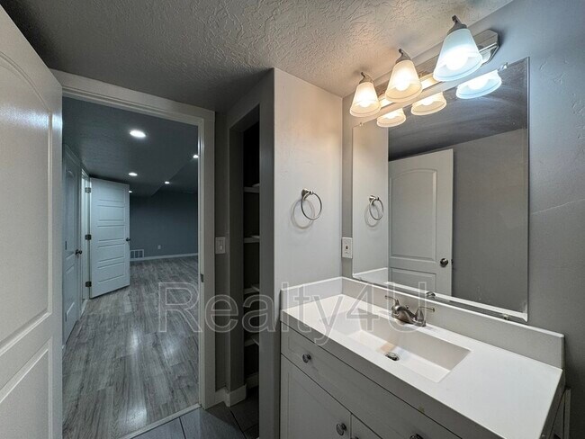 Building Photo - 1433 Dairy Ln