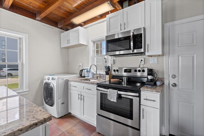 Equipped Kitchen with Kettle & Coffee Machine with Pods - 2702 Perrin Dr