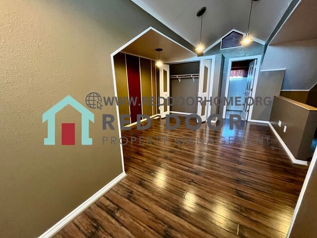 Building Photo - 3 bedroom Condo in ideal location