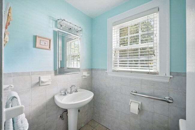 Building Photo - 40 Fairway Dr