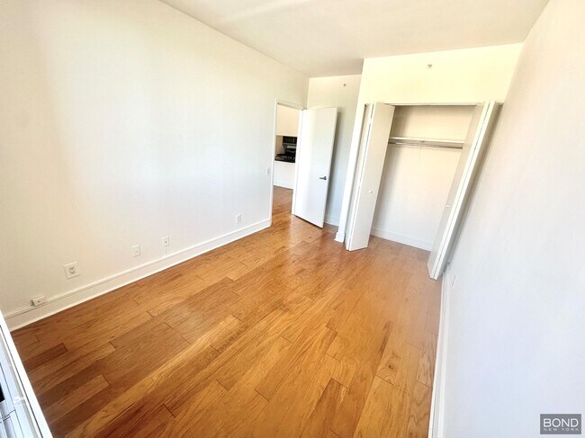 Building Photo - 323 W 96th St
