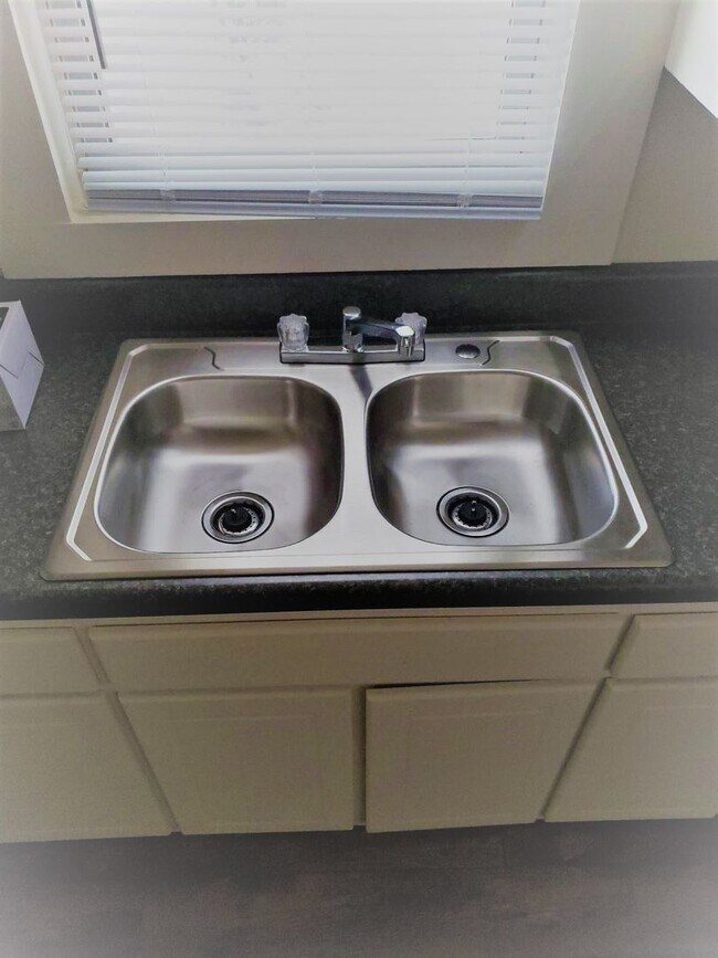 Building Photo - 1500 W 4th St