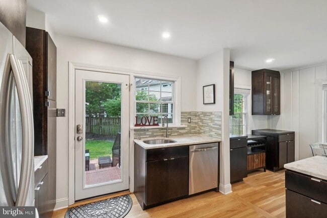 Building Photo - 5802 Ryland Dr