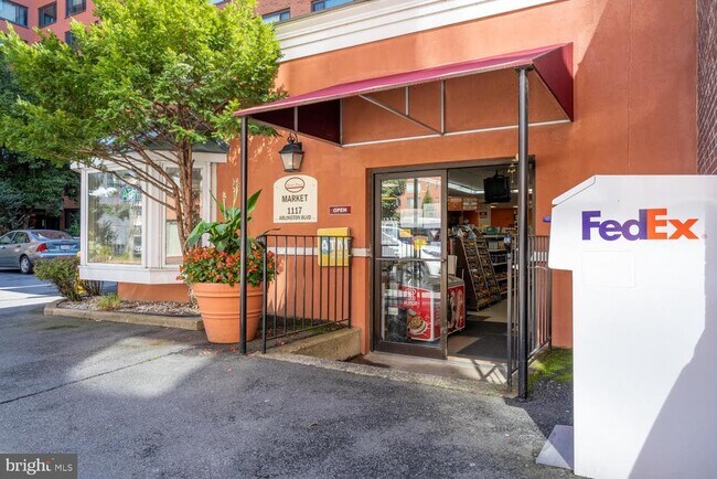 Building Photo - 1021 Arlington Blvd