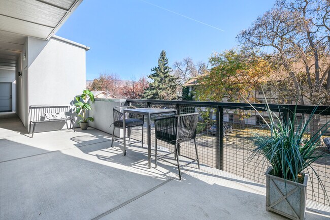 Common Area Deck - 1713 W Jefferson St