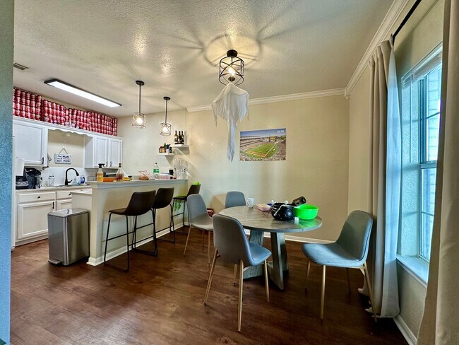 Building Photo - Spacious 4/2 Walking Distance to Baylor Ca...