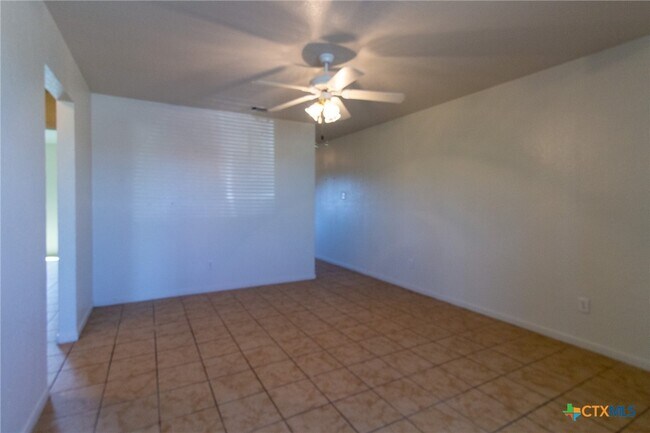 Building Photo - 400 Justin Ln