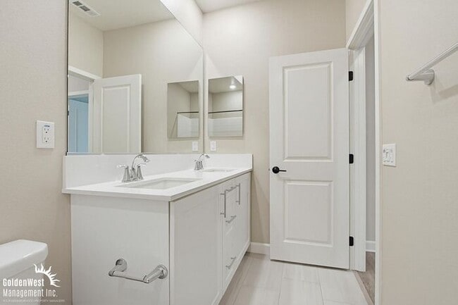 Building Photo - Bright & Modern 3Bdm 2Ba Townhome in Vista!