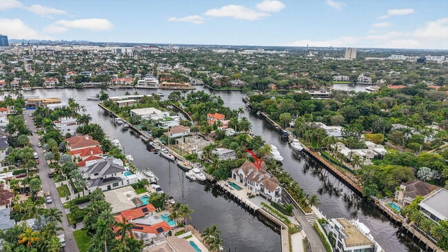 Building Photo - 400 Mola Ave