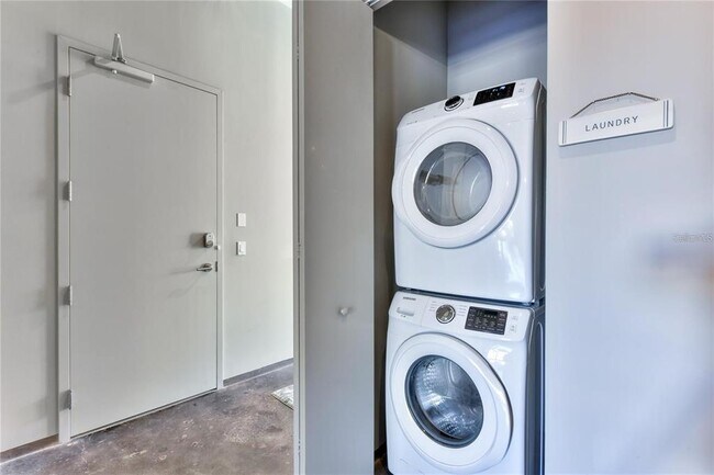 Building Photo - 302 SE Broadway St