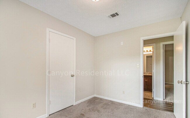 Building Photo - Beautiful 3b Room!Move in ready!