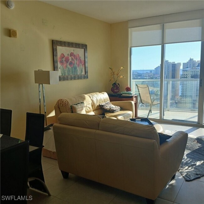 Building Photo - 3000 Oasis Grand Blvd