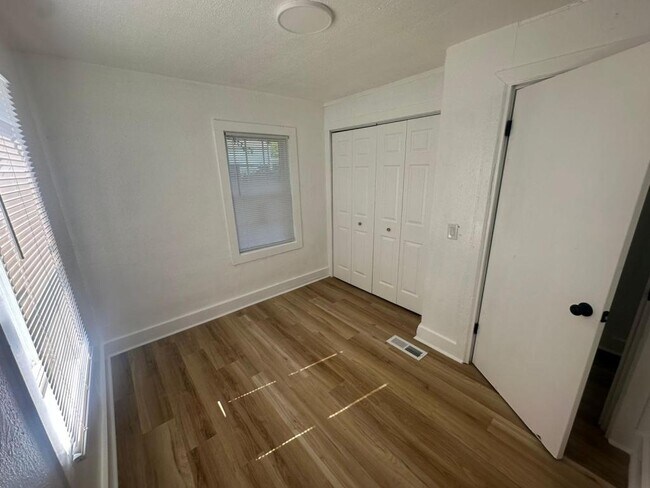 Building Photo - 3006 S Hackley St