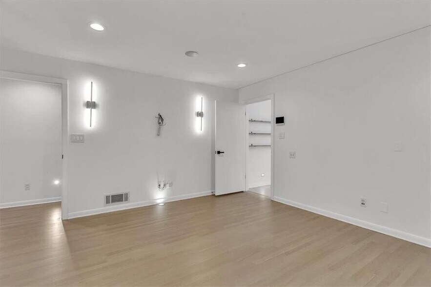 Building Photo - 2605 McKinnon Dr