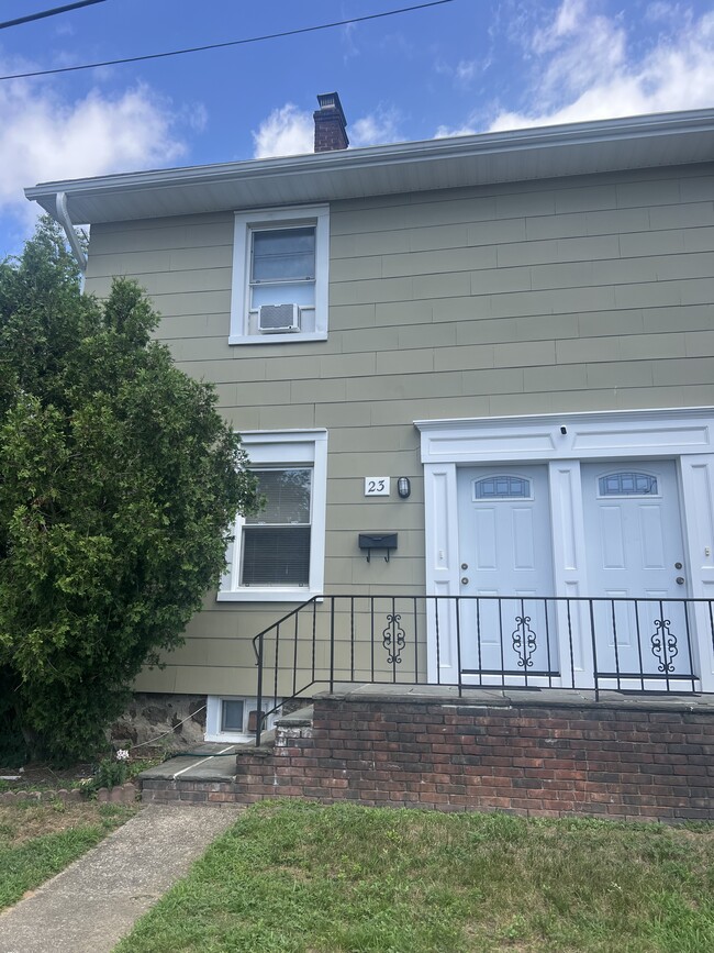 Front - 23 Chestnut St