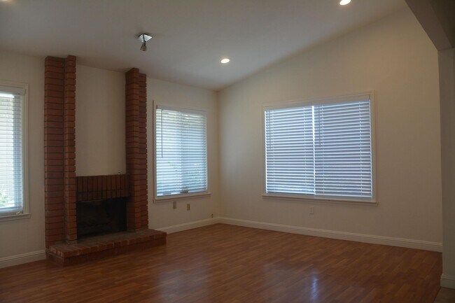 Building Photo - Sharp Pittsburg 3/2