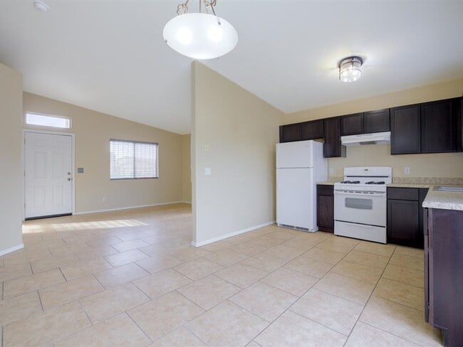 Building Photo - 2 Bedroom 2 Bath Single Story