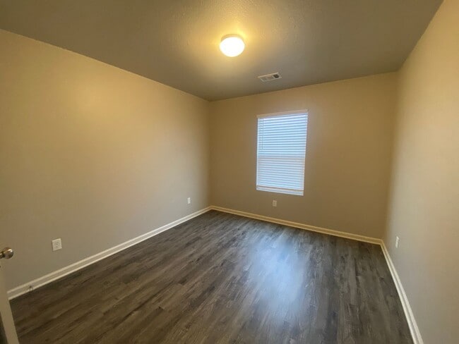 Building Photo - Clean 3bed/2 bath Home!