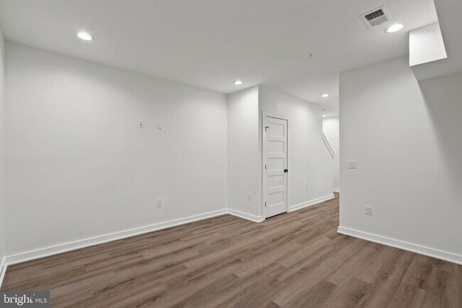 Building Photo - 2235 Hope St