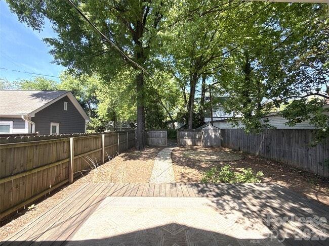 Building Photo - 421 Hawthorne Ln