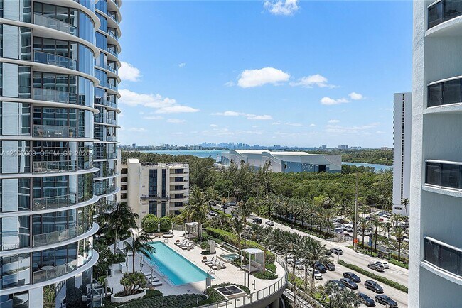 Building Photo - 15811 Collins Ave