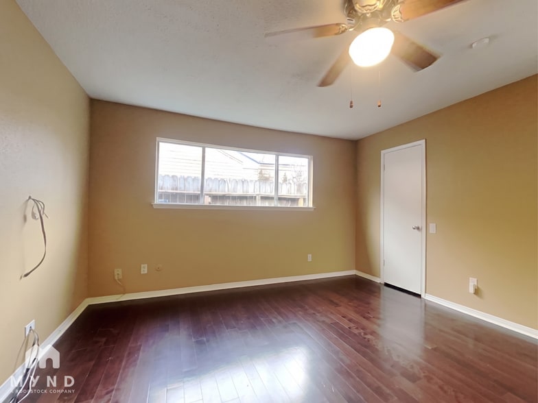 Building Photo - 2103 Woodland Springs St