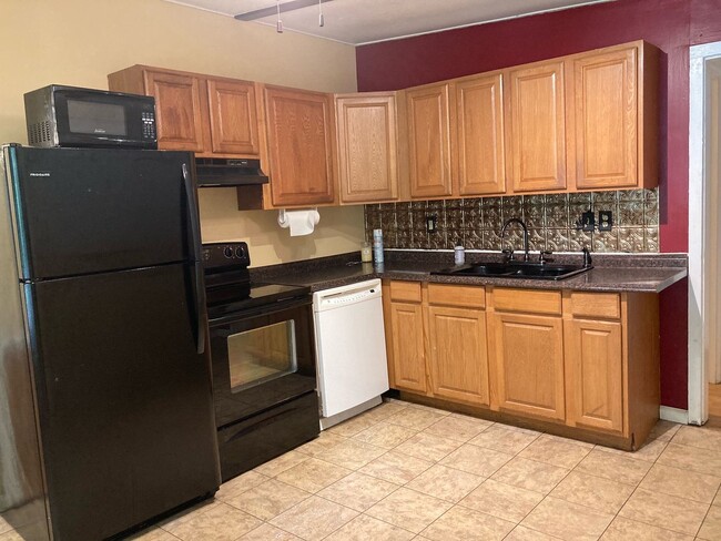 Building Photo - 4 bed 2 bath Minutes from FSU! available A...