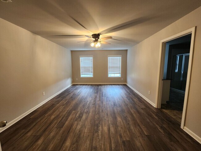 Building Photo - 5 Bedroom 3 Bath 2 Car Garage in Forsyth C...