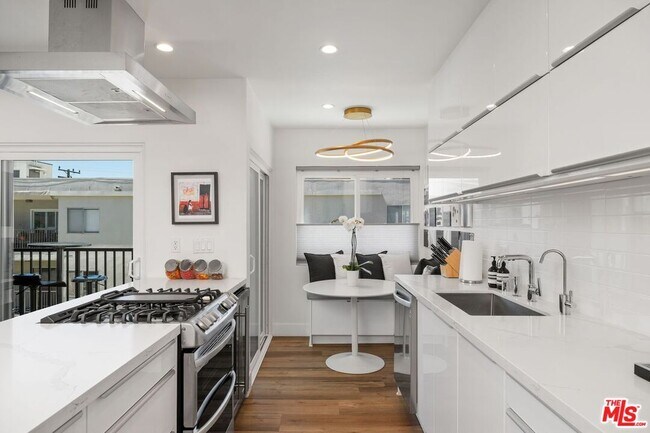 Building Photo - 949 Kings Rd